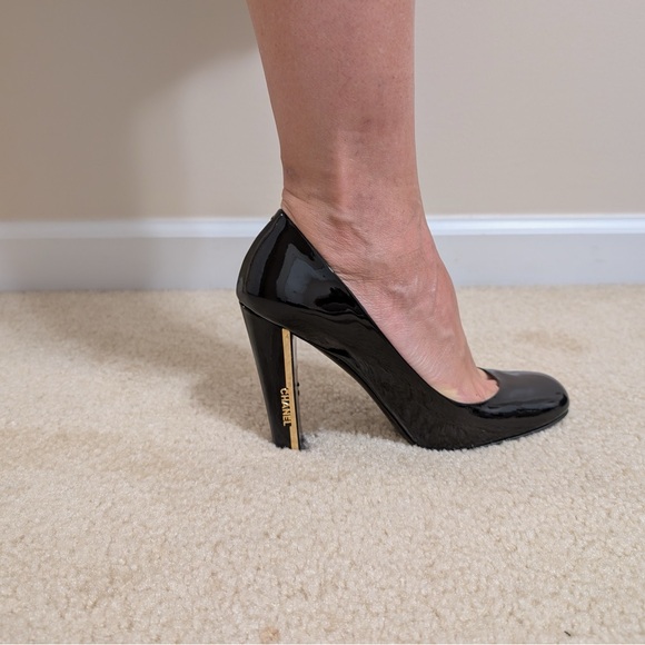 Chanel size 8 black patent leather high heel with Chanel in gold on heel. - Picture 3 of 16